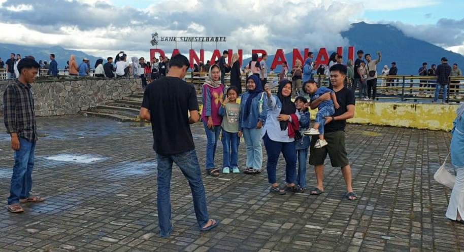 Wisata Danau Ranau Mulai Ramai Pengunjung Saat Ramadan