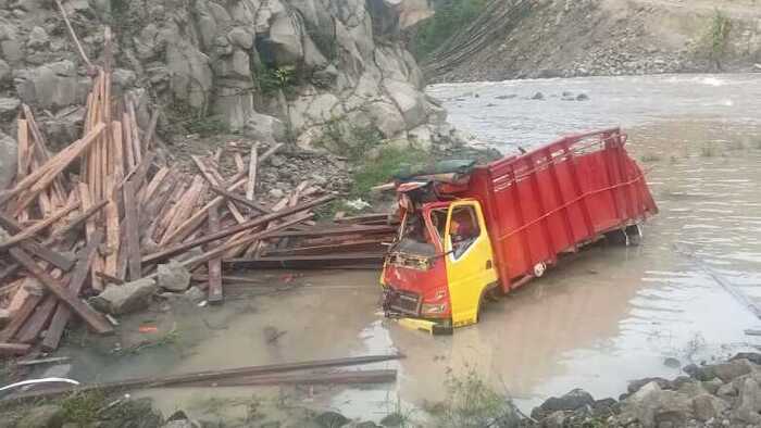 Truk Terguling Sejauh Puluhan Meter, 3 Orang Meninggal