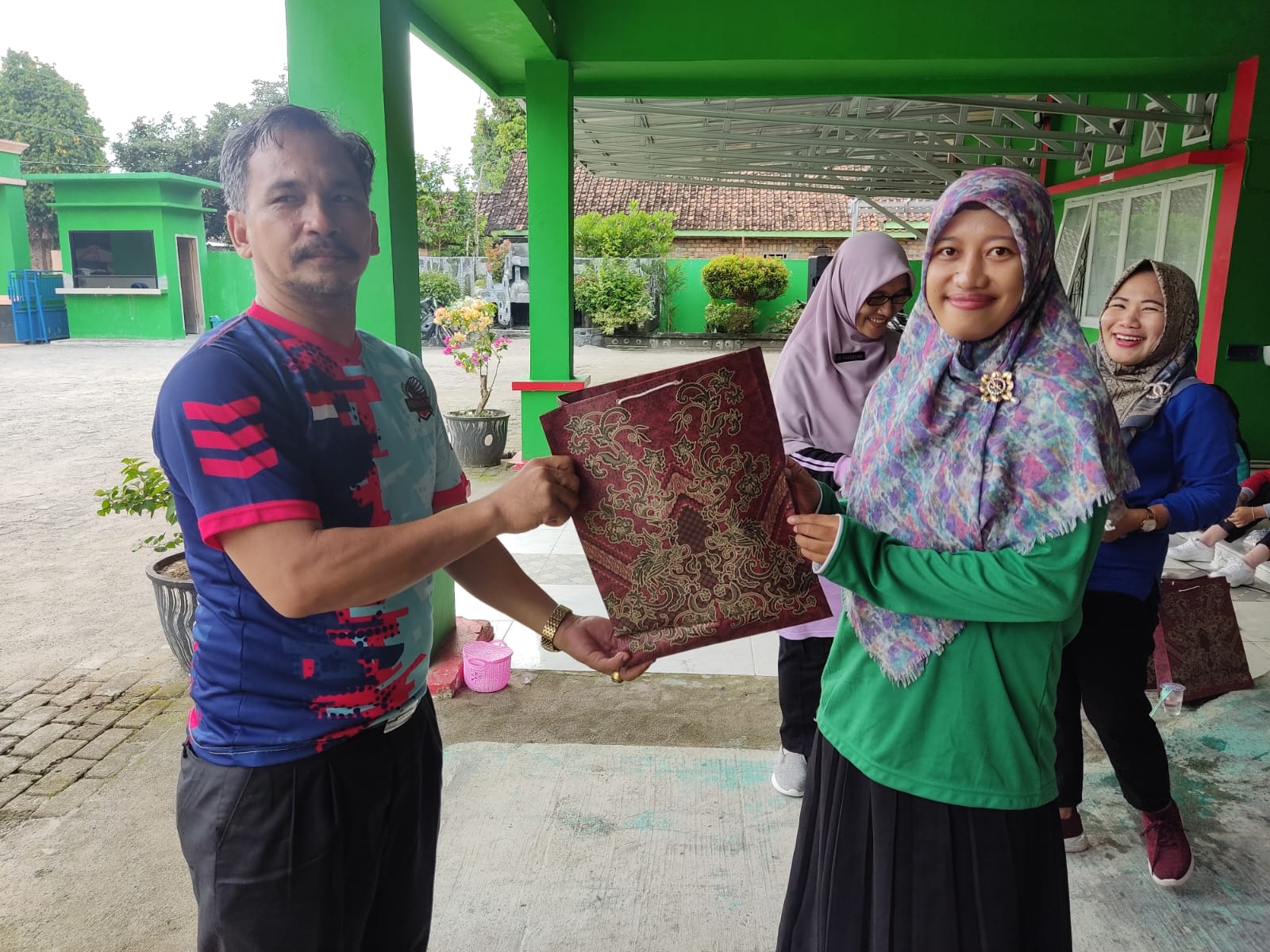 User Senam Pagi, Kemenag OKUS Berbagi Hadiah