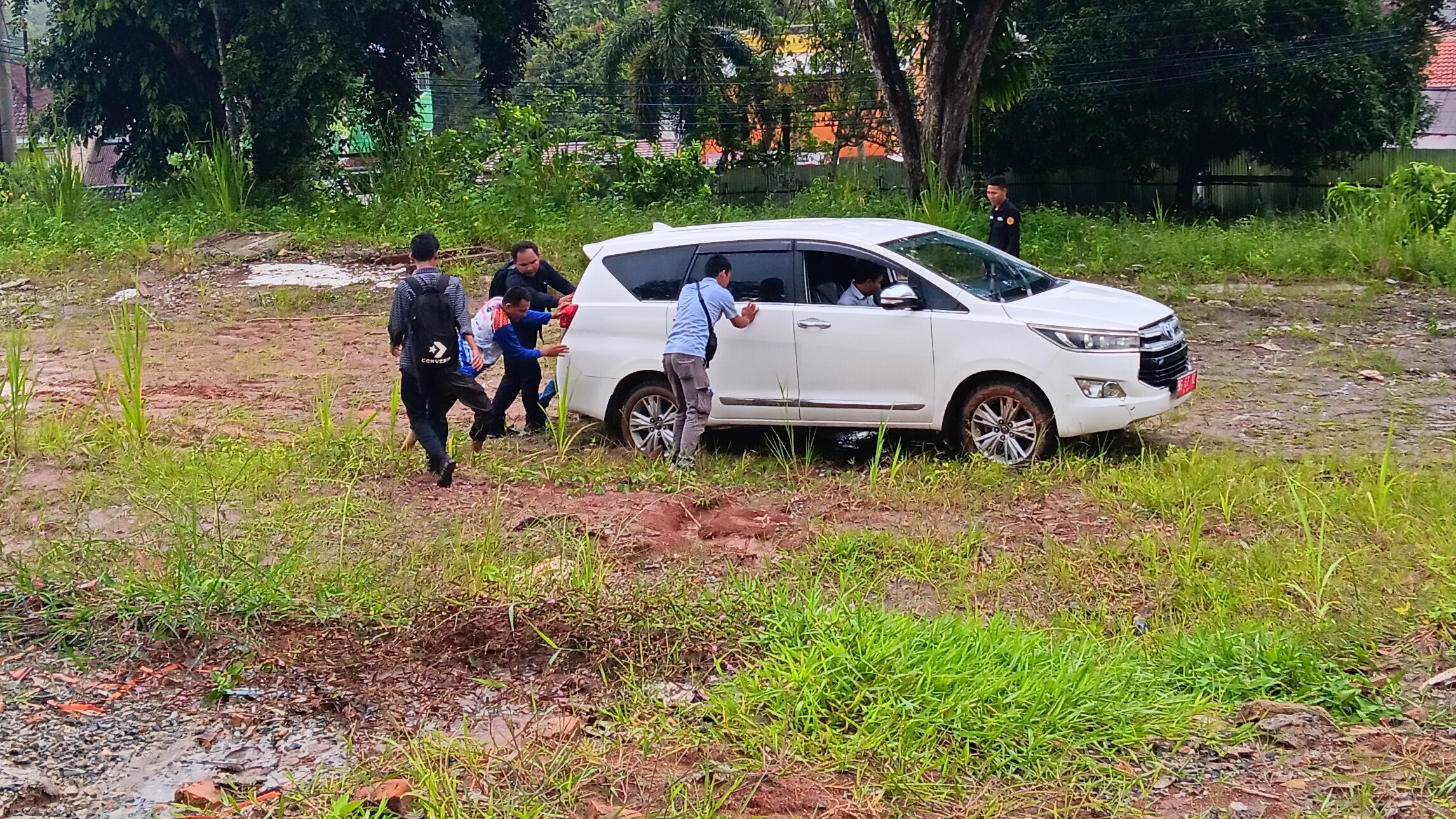 Waduh! Gegara Lumpur Sejumlah Mobil Dinas Terjebak di Depan Rumah Dinas Bupati