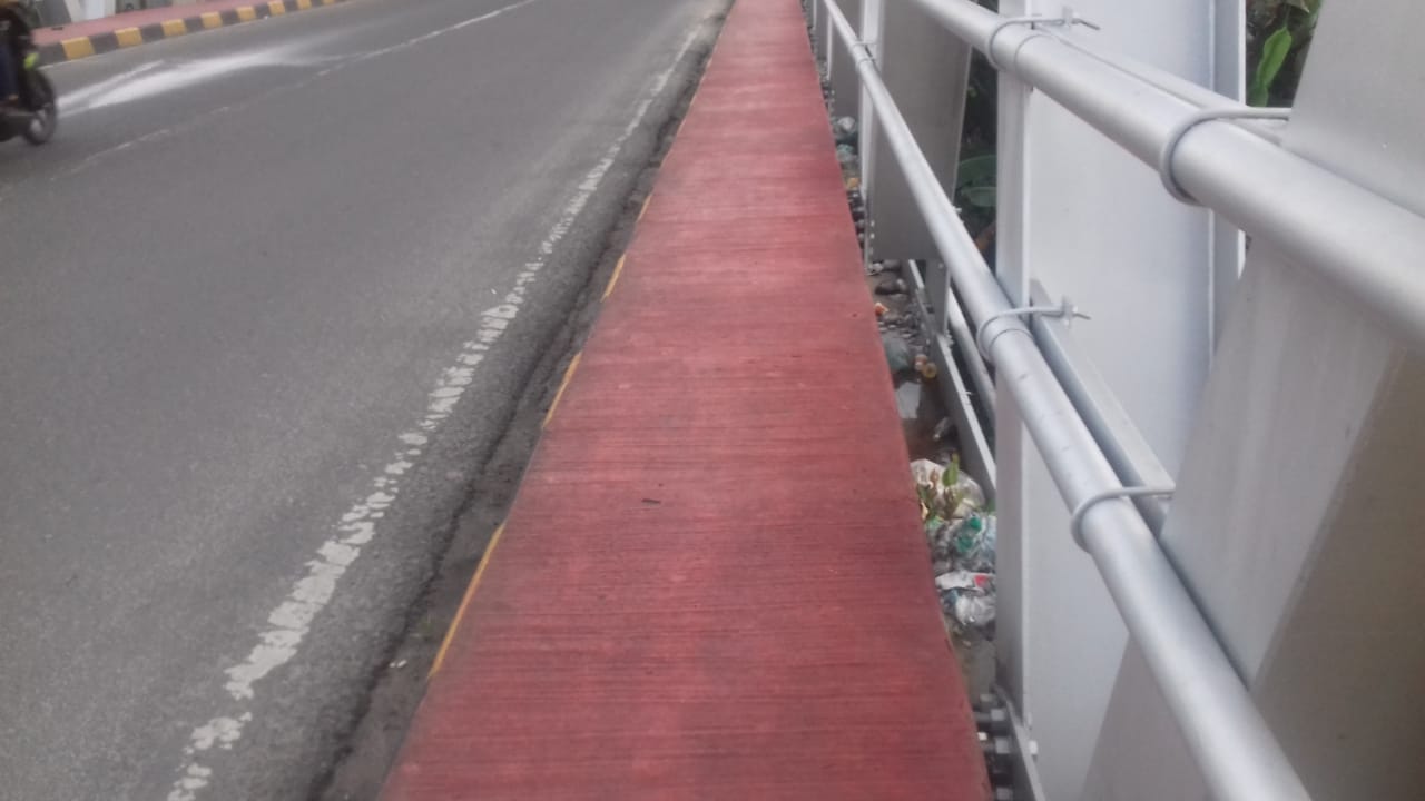 Bikin Miris, Tumpukan Sampah Hiasi Sisi Jembatan Komering I