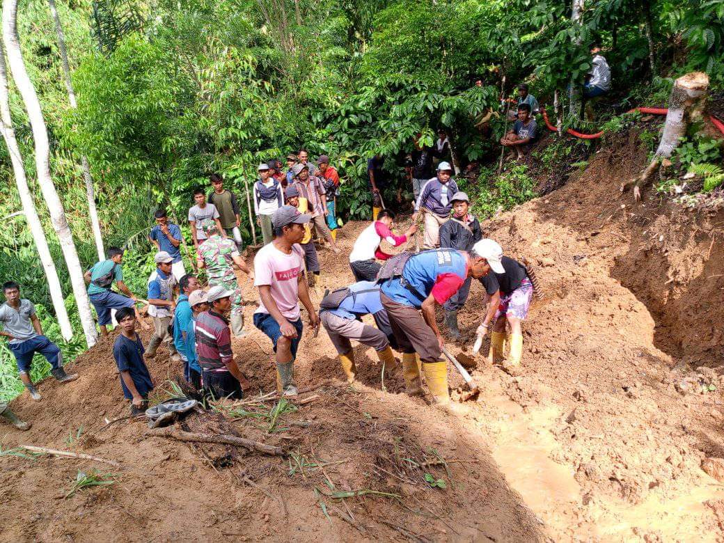 Warga Desa Tanjung Jaya OKU Selatan, Swadaya Bersihkan Material Longsor