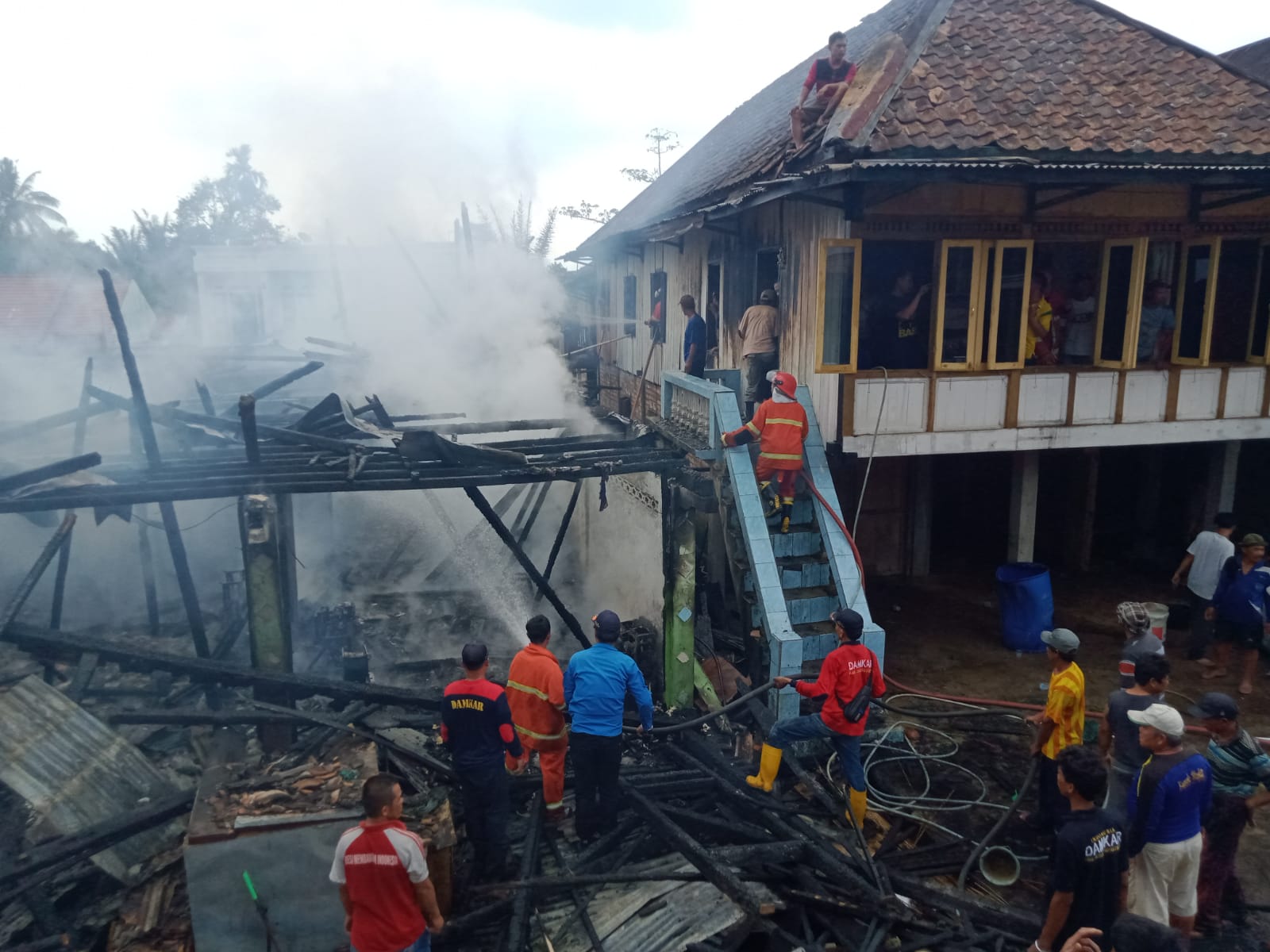 Diduga Konsleting Listrik, Rumah Panggung di Simpang Sender Hangus Terbakar
