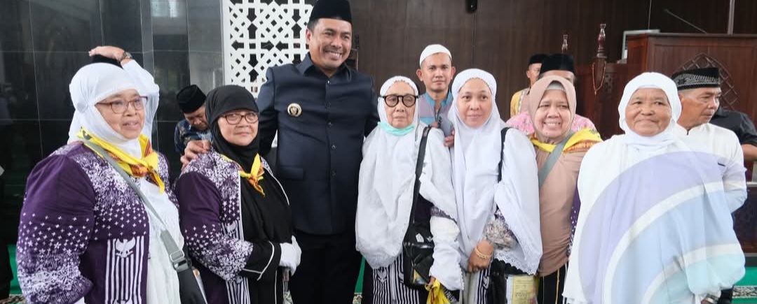 Bupati Abusama Sambut Hangat Kepulangan Jamaah Haji OKU Selatan 2025