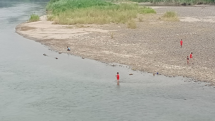 Sedang menyusut Dangkal, Sungai Komering Jadi Tempat Bermain Anak