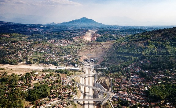Wow!! 5 Proyek Jalan Tol di Indonesia yang Dibangun  Tidak Biasa, Menembus Perut Gunung dan Bawah Laut 