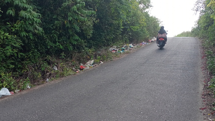 Warga Geram Jalan Lintas Jadi TPA Sampah Liar