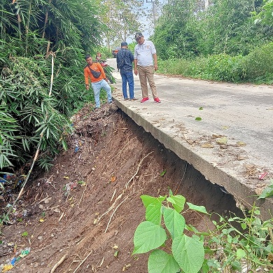 Anggota Dewan Tinjau Lokasi Longsor Desa Tanjung Menang 