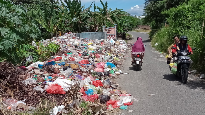 Miris, Gerbang Desa Pendagan Jadi TPA Liar