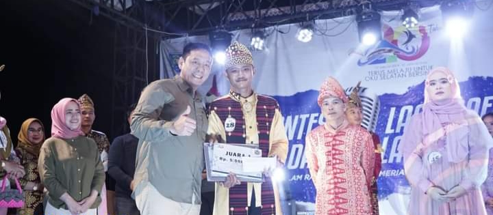 Wakil Bupati Serahkan Hadiah kepada Pemenang Lomba Karaoke