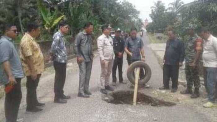 Jalan Depan SMPN 1 Simpang Diperbaiki oleh Pemkab OKU Selatan