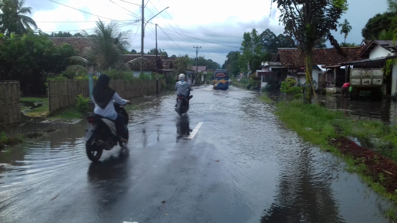 Saluran Drainase Buruk Akses Jalan Provinsi Banjir