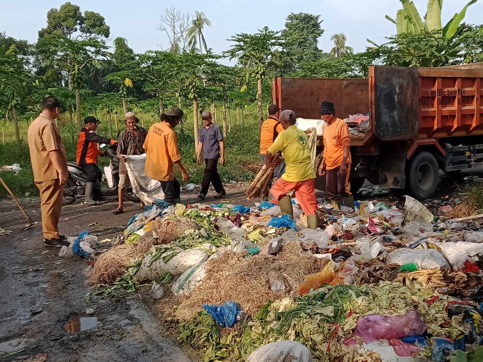 Puluhan Pasukan Kuning Bersihkan Pasar Saka Selabung