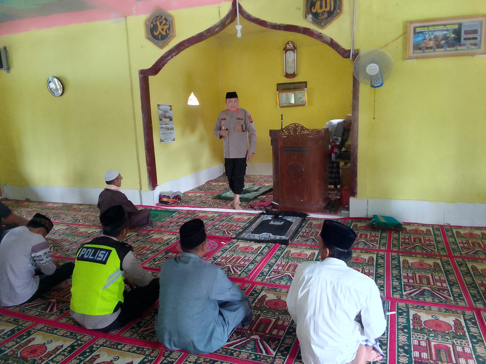 Jelang Shalat Jumat, Kapolsek Kisam Tinggi Ajak Warga Jaga Persatuan