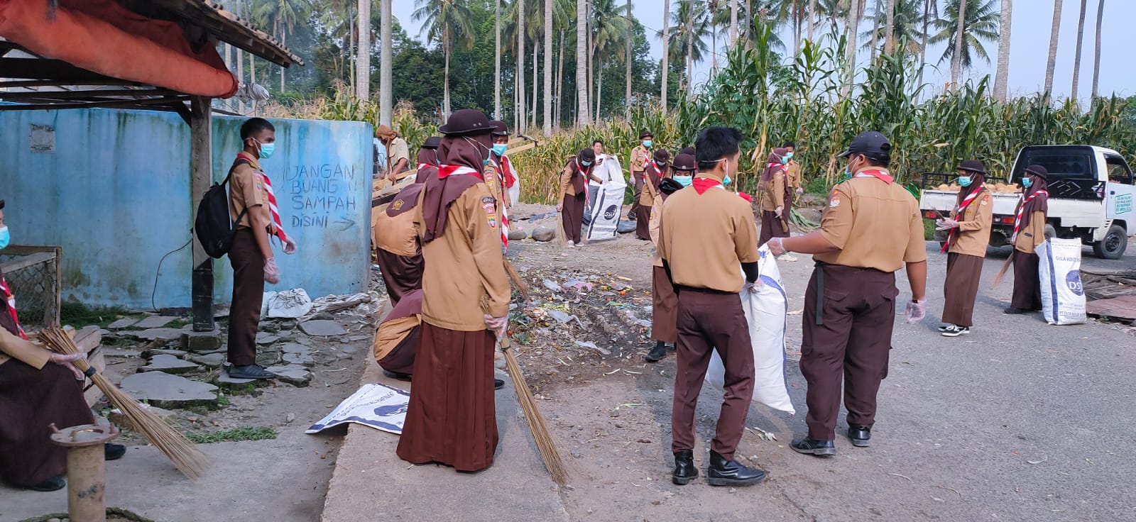 Pramuka MAN 1 OKUS Gelar Bhakti Masyarakat di Pasar Saka Selabung