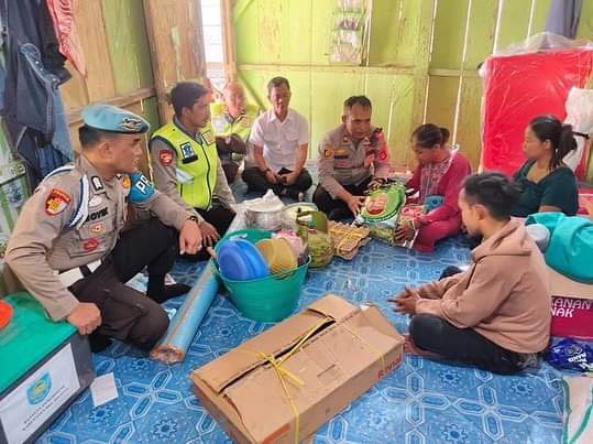 Polsek Muaradua Bantu Korban Maling dengan Bantuan Peralatan Dapur dan Kebutuhan Pokok