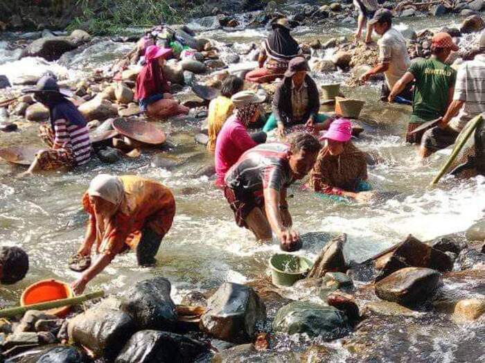 Sedang Ramai, Warga Ujan Mas Sungai Are Turun Ke Sungai Menambang Biji Emas