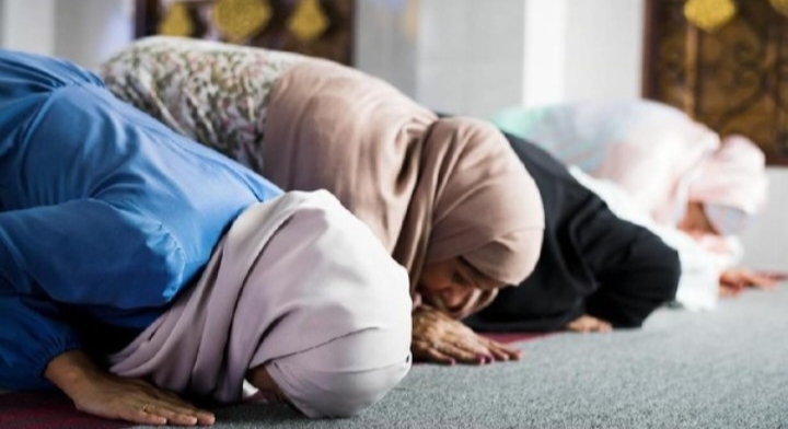 Hukum Salat Berjamaah Kaum Wanita dengan Imam Wanita, Begini Pendapat Ulama dan Panduan Pelaksanaan