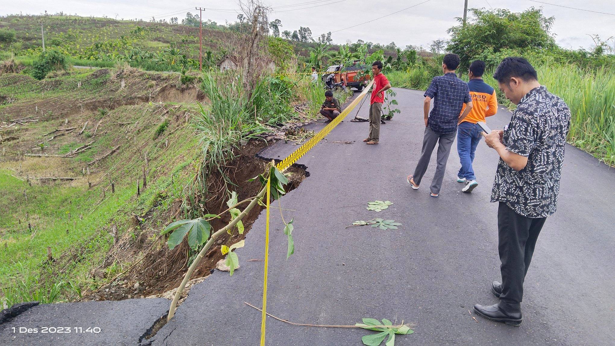 Akibat Cuaca Hujan, Jalan Simpang Saga Amblas