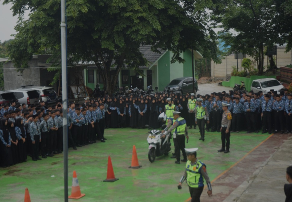 Satlantas Polres OKU Selatan Ajak Siswa Patuhi Aturan Lalu Lintas melalui Pelatihan Safety Riding