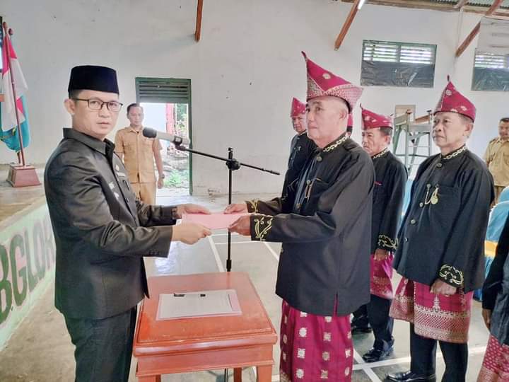 Camat Banding Agung Lantik dan Kukuhkan Kepengurusan Pemangku Adat