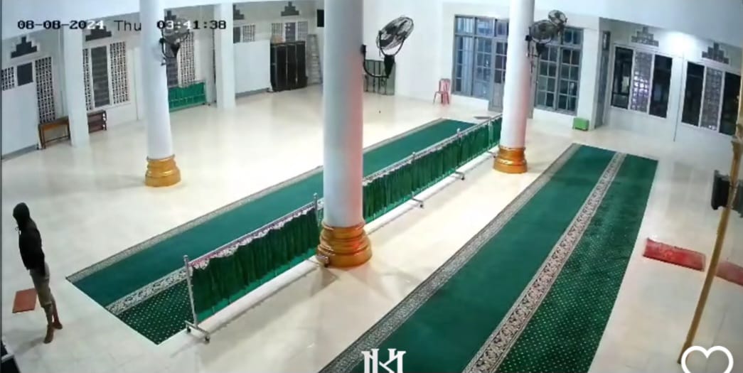 Pria Membobol Kotak Amal Masjid Terekam Kamera, Warganet OKU Selatan Heboh