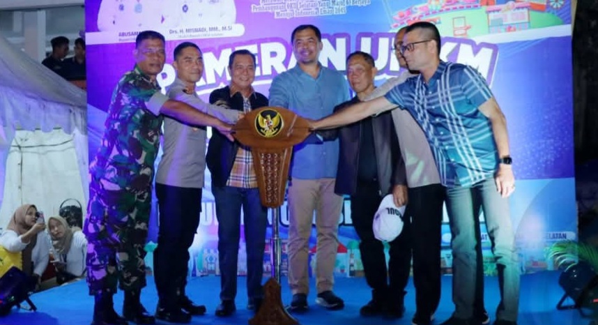 Bupati Abusama Resmikan Pasar Malam dan Pameran UMKM HUT ke-22 OKU Selatan