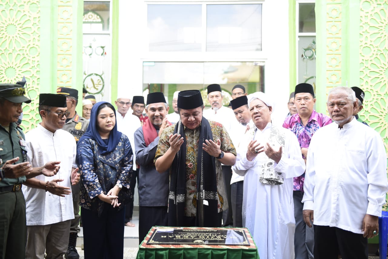 Herman Deru  Tandatangani Prasasti Peresmian Masjid Akbar Desa Pulau Pangung