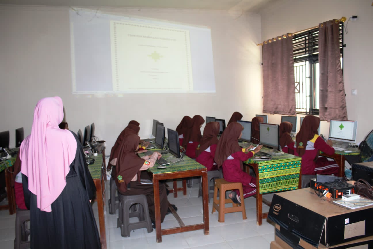  Madrasah Tsanawiyah Negeri (MTsN) 01 OKU Selatan Dorong Siswa Belajar dengan Teknologi