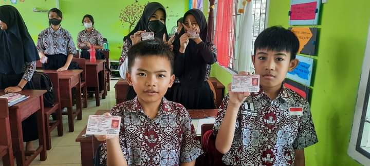 400 Siswa SDN 03 Terima KIA Dari Dinas Capil