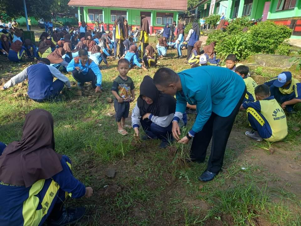 UPT SMPN-02 Buay Pemaca, Ajak Siswa Bersihkan Halaman Sekolah Membangun Kesadaran Hidup Bersih
