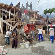 Banser Buay Pemaca Gotong Royong Lakukan Pengecoran Rumah Gus Muafiq