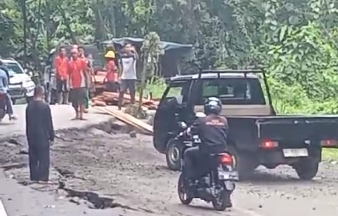 Jalan Lintas Sumatera di Dekat Simpang Tiga Imam Pengandonan, Amblas Akibat Cuaca Buruk