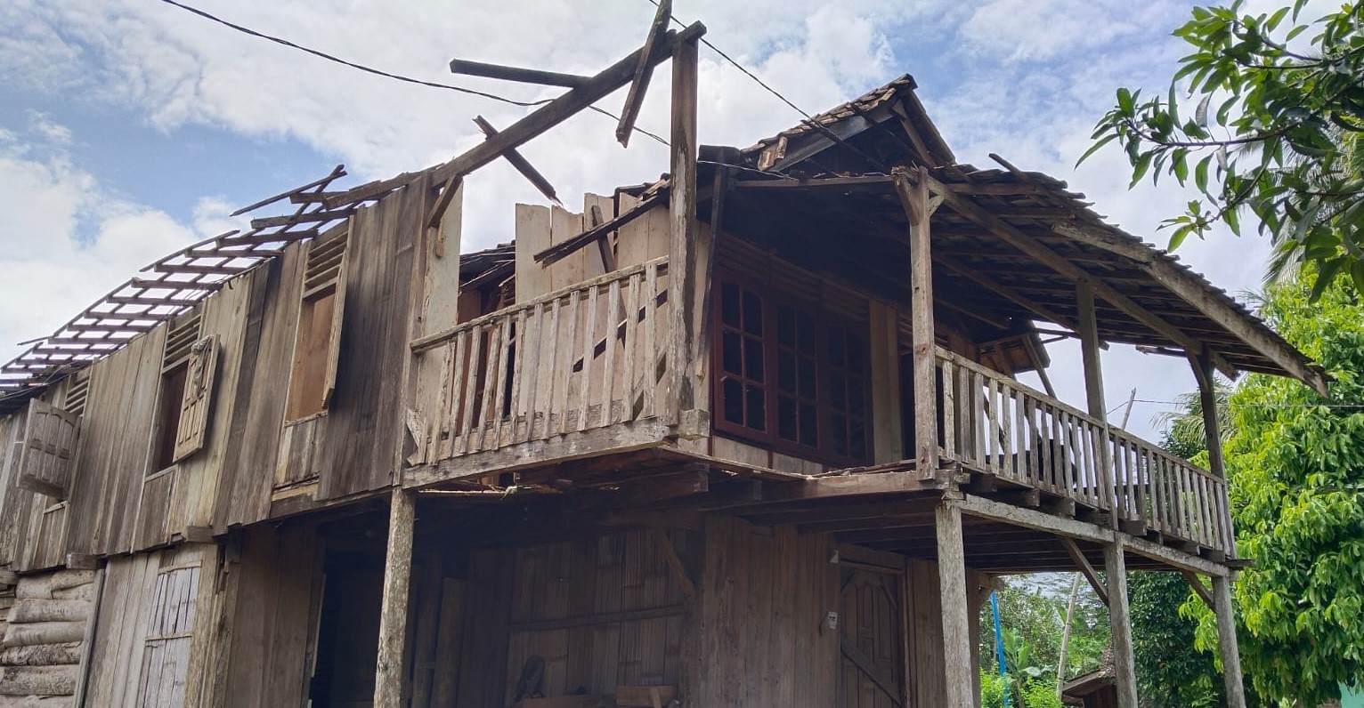 Angin Kencang Tumbangkan Pohon dan Rumah Warga Buay Runjung, Koordinasi Cepat Pemerintah dalam Penanggulangan
