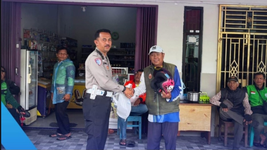 Satlantas Polres OKU Selatan Bagi Helm Gratis untuk Pengemudi Ojek