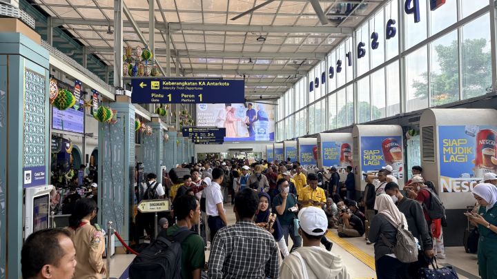 Stasiun dan Terminal Dipadati Pemudik Jelang Lebaran 2026