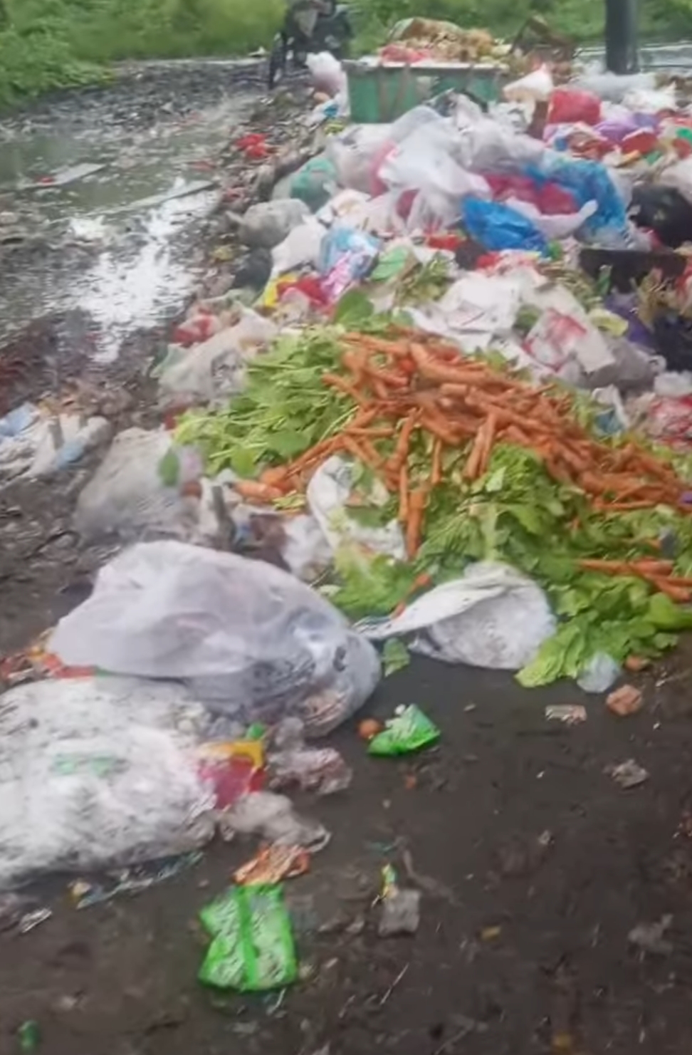 Tak Bisa Dilalui! Sampah Pasar Saka Selabung Menumpuk Hingga Tengah Jalan