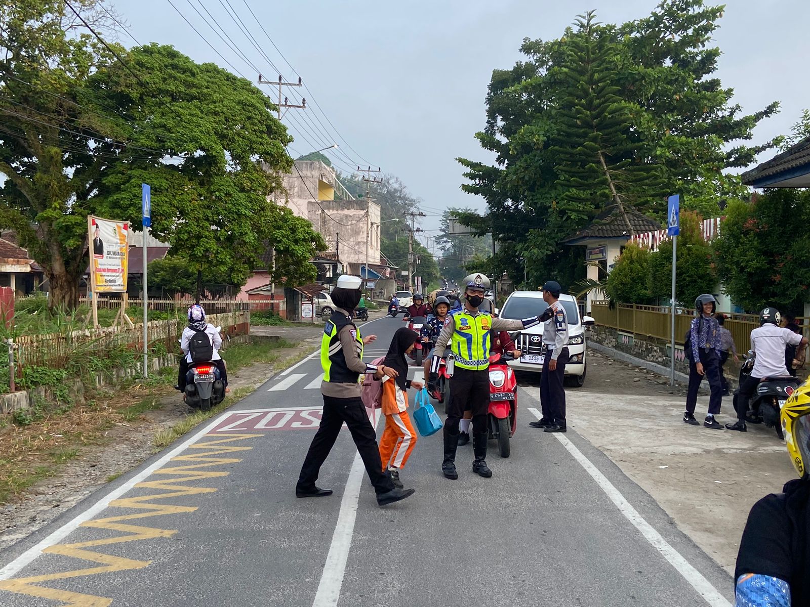 Jaga Keselamatan Siswa, Satlantas Terus Bantu Penyeberangan