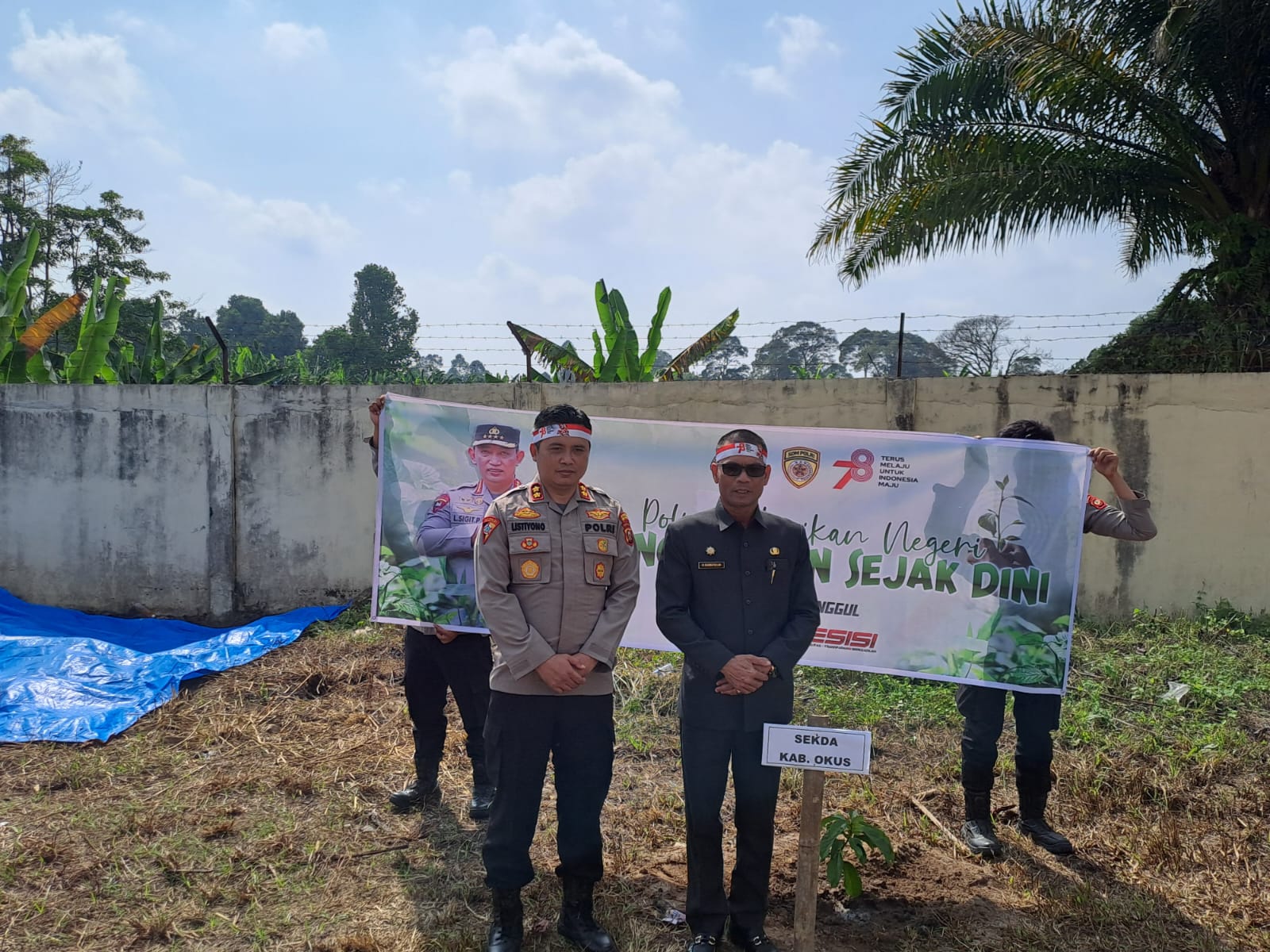 Jalankan Program Polri, Kapolres dan Sekda OKUS Gelar Penanaman Pohon Serentak