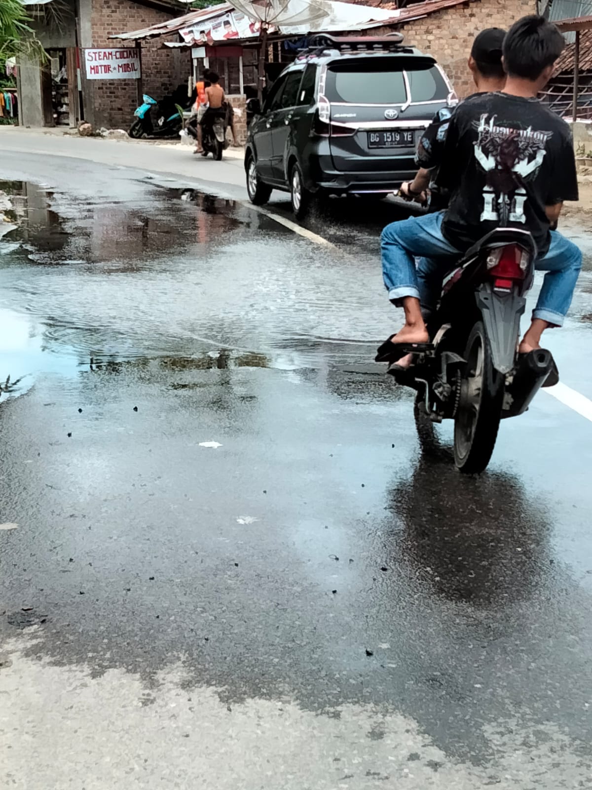 Kerusakan Jalan Berlubang Mengganggu Mobilitas di Muaradua, OKU Selatan