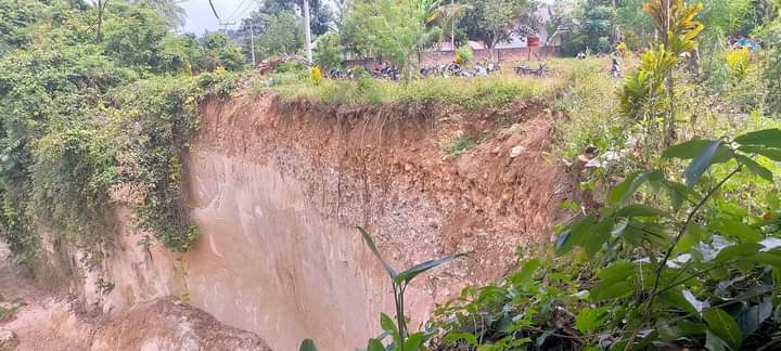 Lokasi Pemakaman Terancam Ambrol