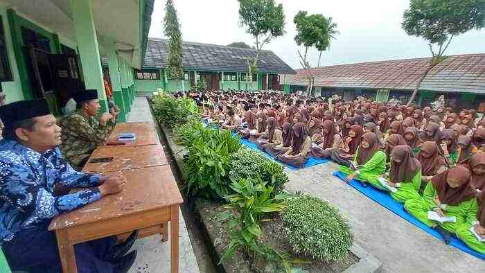 MTsN 1 OKUS Ajarkan Tahlil ke Siswa