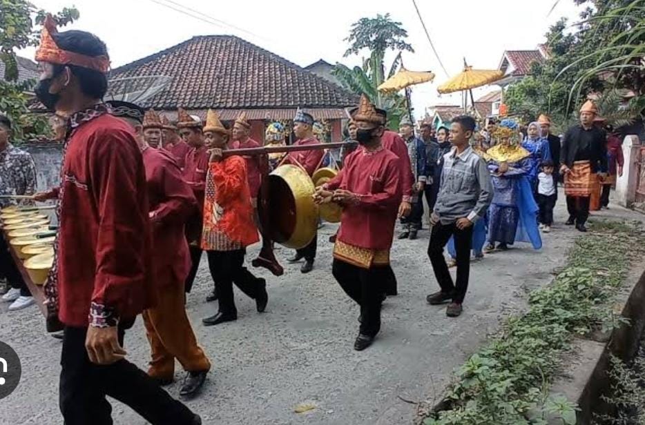 Gelar Adok dalam Tradisi Turun Menurun Suku Daya Kabupaten OKUS