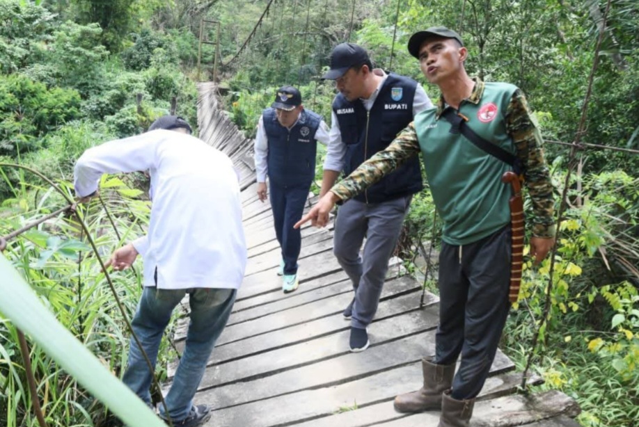 Bupati OKU Selatan Tinjau Jembatan Gantung Putus di Kisam Ilir, Perbaikan Segera Diupayakan