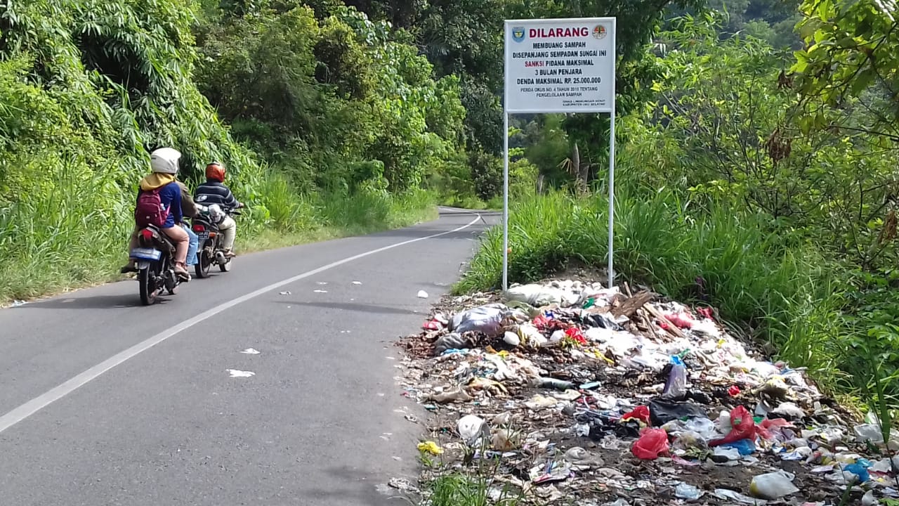 Nekat Buang Sampah di Tepi Jalan Kisau, Siap-Siap Masuk Bui