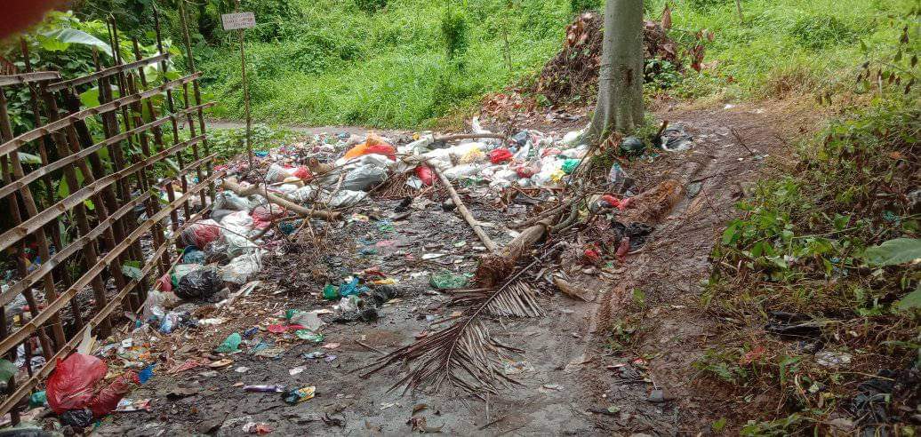 Keluhan Warga Terhadap Kondisi Jalan Pintas yang Dipenuhi Sampah di Muaradua