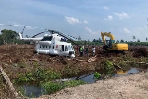 Gegerkan Warga, Helikopter Tiba-Tiba Mendarat Di Lahan Sawit