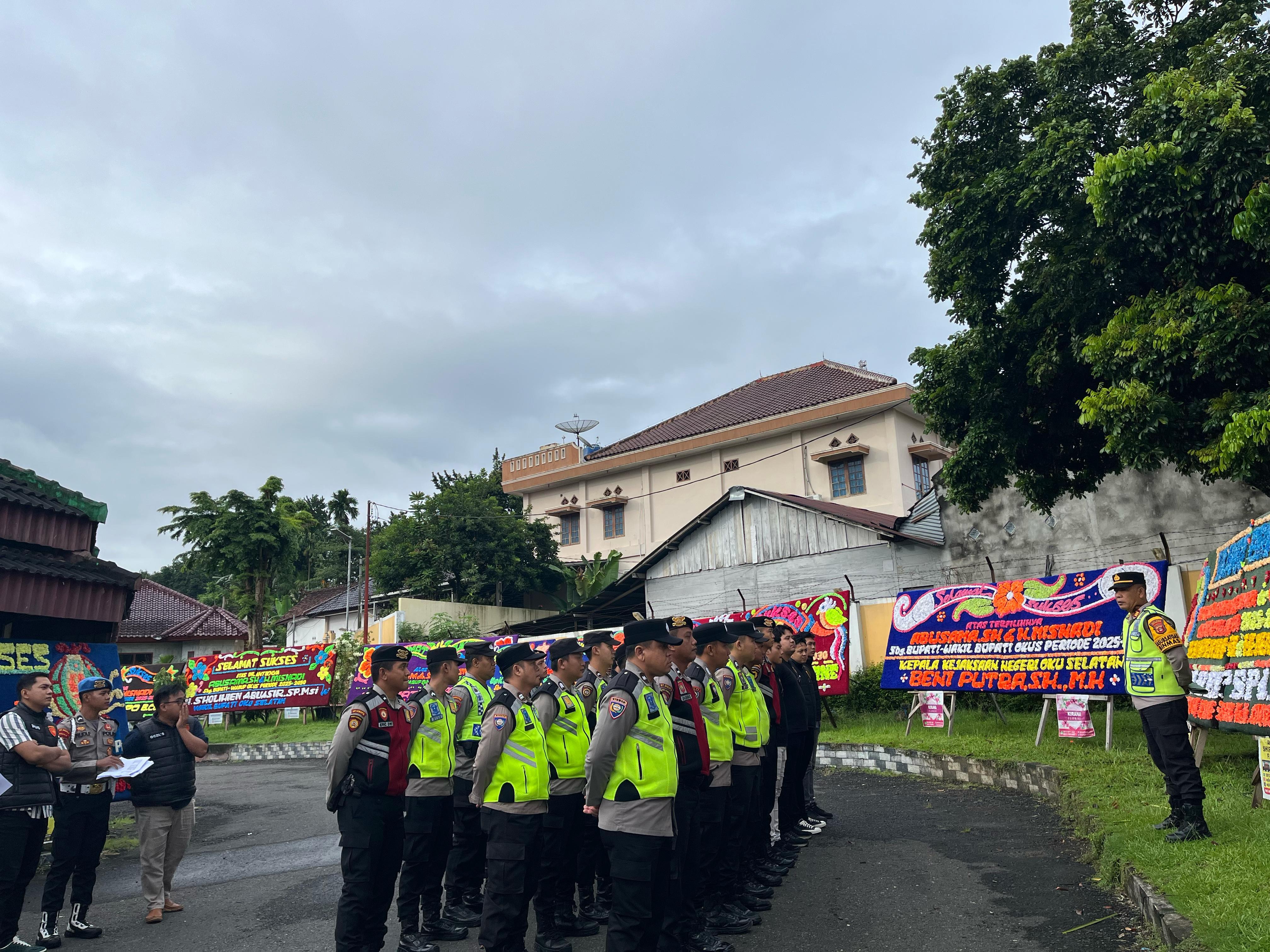 Puluhan Personel Polres OKU Selatan Amankan Pelantikan Bupati di Hotel Samudera