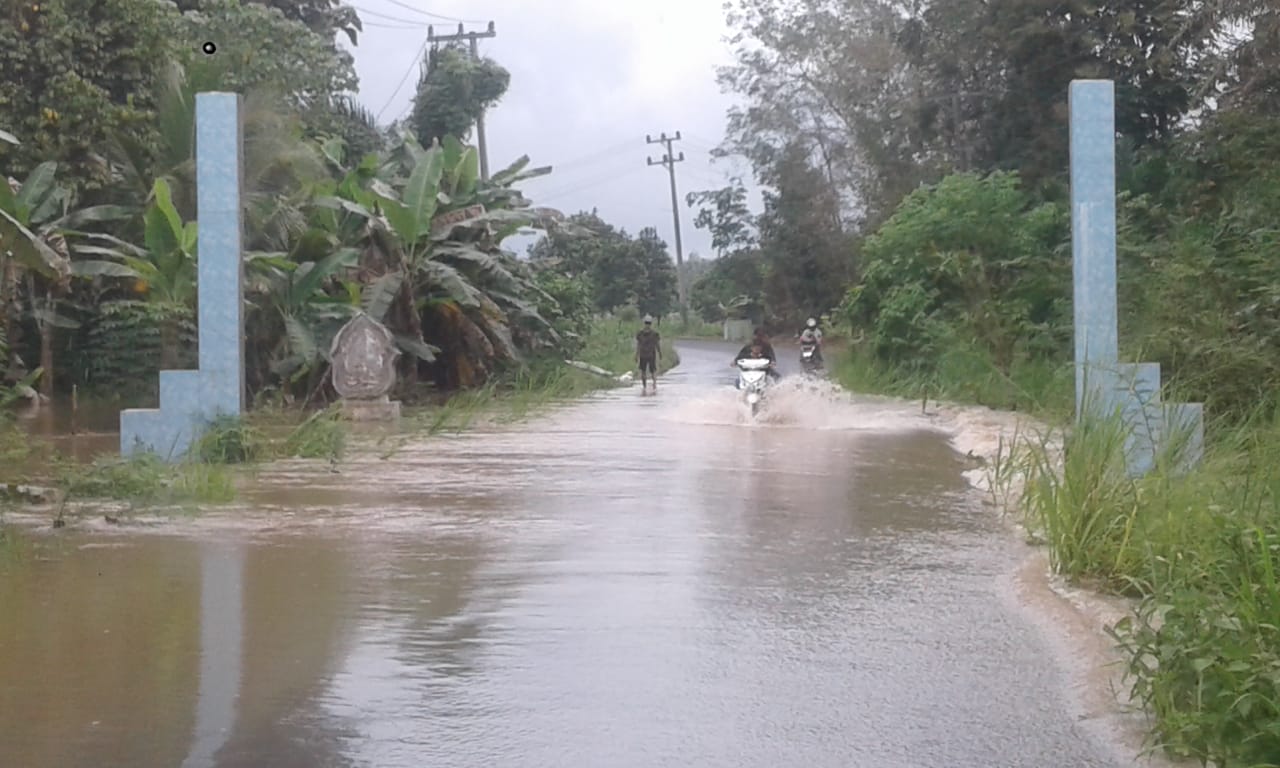 Diguyur Hujan Deras, Akses Jalan Propinsi Terendam Banjir