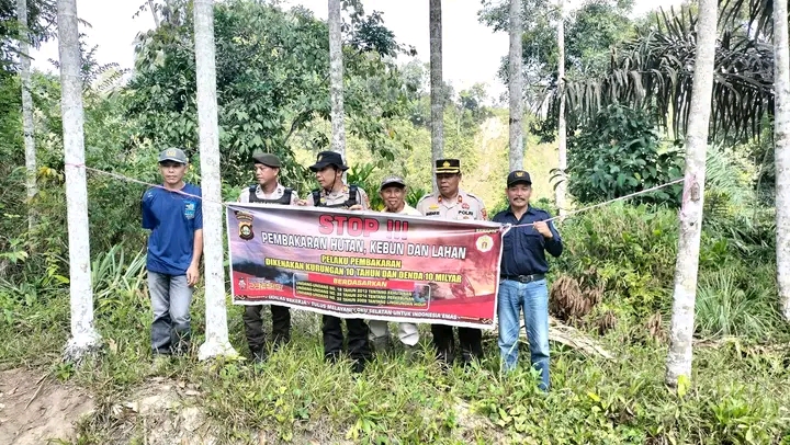 Masuki Kebun, Waka Polres OKUS Pasang Banner Karhutla